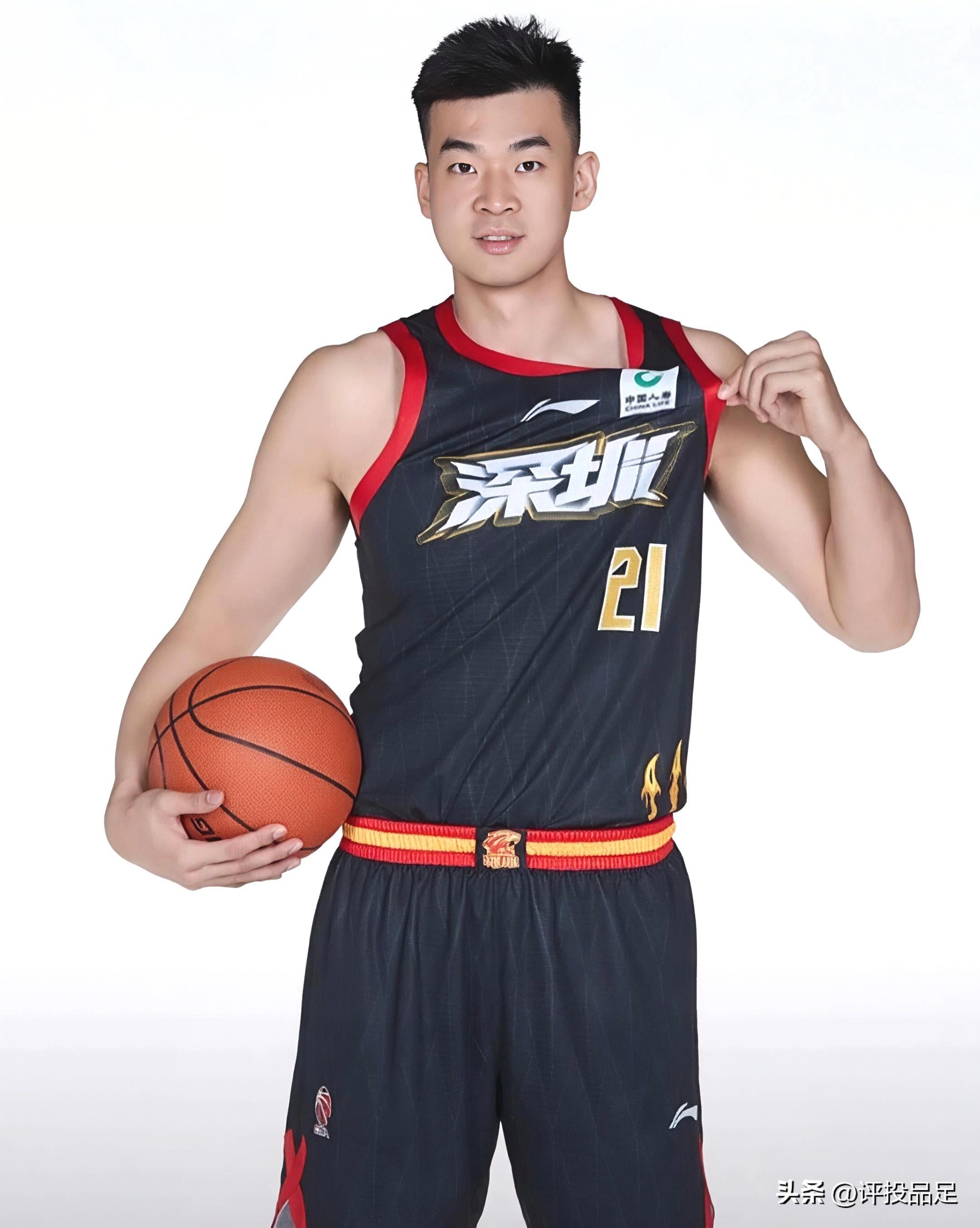 开云体育下载-国际比赛日广东宏远调整名单以备CBA季后赛；更衣室发声环节打磨；话题不断；阵容厚度经受考验的简单介绍